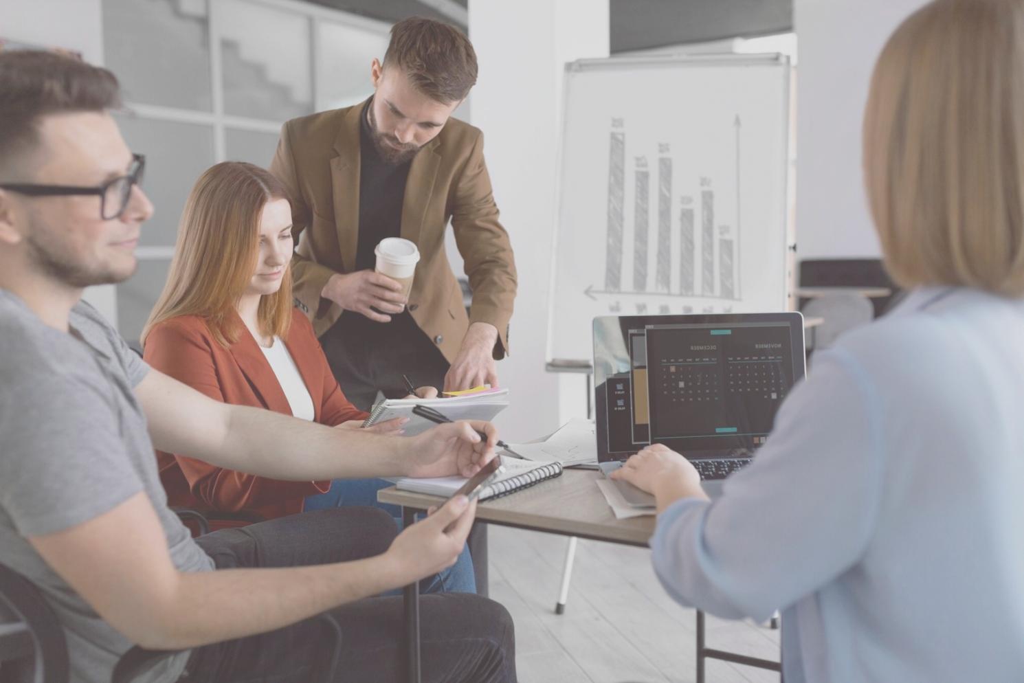 Persona revisando sus finanzas con satisfacción